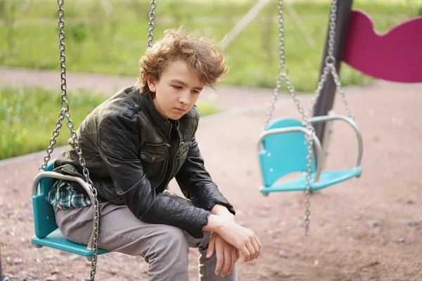 Triste Adolescente Solitário Livre Parque Infantil Dificuldades Adolescência Conceito Comunicação — Fotografia de Stock
