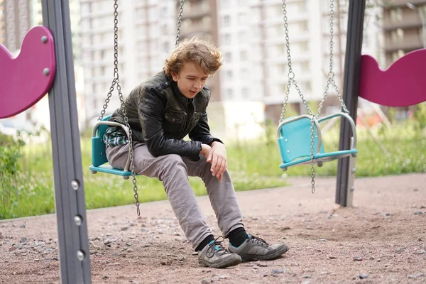 Sad Samotny Nastolatek Zewnątrz Placu Zabaw Trudności Okresie Dojrzewania Koncepcji — Zdjęcie stockowe