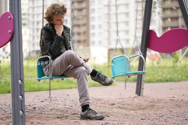 Trauriger Einsamer Teenager Draußen Auf Dem Spielplatz Die Schwierigkeiten Der — Stockfoto