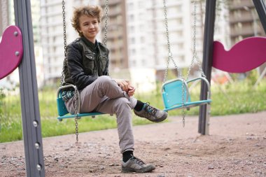 şehirde tek başına Playground sevimli pozitif çocuk genç