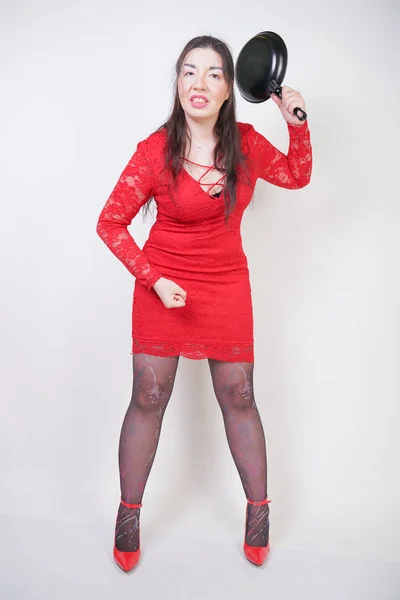 Mulher Negativa Zangada Com Corpo Gordinho Fica Vestido Vermelho Mantém — Fotografia de Stock