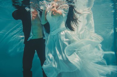 gelin ve damat güzel romantik çift düğün den sonra su altında yavaşça yüzme ve dinlenmek