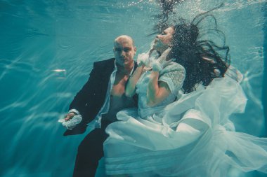 gelin ve damat güzel romantik çift düğün den sonra su altında yavaşça yüzme ve dinlenmek