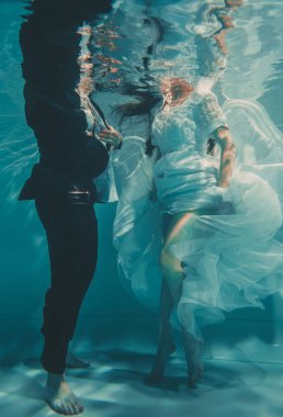 gelin ve damat güzel romantik çift düğün den sonra su altında yavaşça yüzme ve dinlenmek