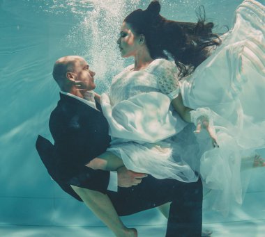gelin ve damat güzel romantik çift düğün den sonra su altında yavaşça yüzme ve dinlenmek