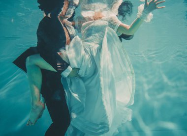 gelin ve damat güzel romantik çift düğün den sonra su altında yavaşça yüzme ve dinlenmek