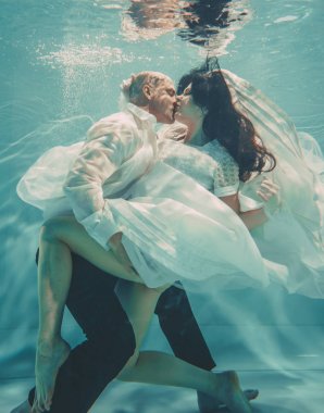 gelin ve damat güzel romantik çift düğün den sonra su altında yavaşça yüzme ve dinlenmek