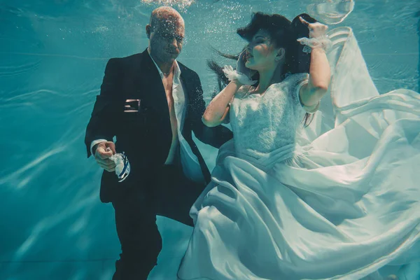 Belo Casal Romântico Noiva Noivo Após Casamento Nadando Suavemente Sob — Fotografia de Stock