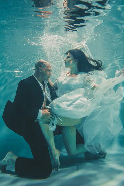 Beau Couple Romantique Mariés Après Mariage Nageant Doucement Sous Eau — Photo