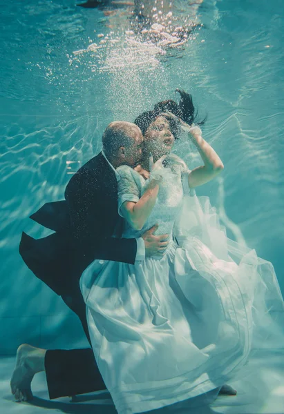 결혼식 신부와 신랑의 아름다운 로맨틱 부부는 속에서 부드럽게 수영하고 휴식을 — 스톡 사진