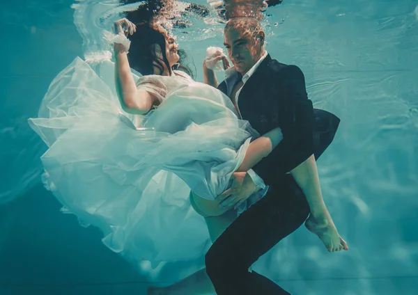 결혼식 신부와 신랑의 아름다운 로맨틱 부부는 속에서 부드럽게 수영하고 휴식을 — 스톡 사진