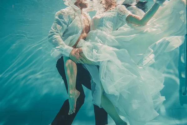 Красивая Романтическая Пара Жениха Невесты После Свадьбы Плавают Мягко Водой — стоковое фото