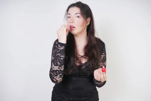 Asian Szczęśliwy Kobieta Farby Jej Usta Szminka Biały Studio Tło — Zdjęcie stockowe