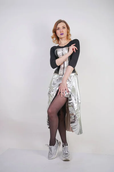 Piękna Kaukaski Dziewczyna Ubrana Futurystyczny Pcv Gorset Kratka Metalowa Spódnica — Zdjęcie stockowe