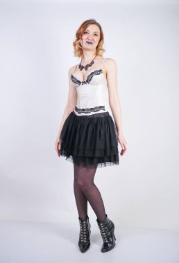 Studio beyaz arka plan üzerinde dantel bej iç çamaşırı korse ve siyah etek büyüleyici kafkas sarışın