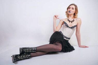 Studio beyaz arka plan üzerinde dantel bej iç çamaşırı korse ve siyah etek büyüleyici kafkas sarışın