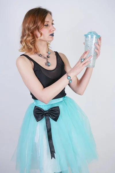 Affascinante Ragazza Adolescente Bionda Abito Luminoso Con Bicchiere Acqua Trasparente — Foto Stock