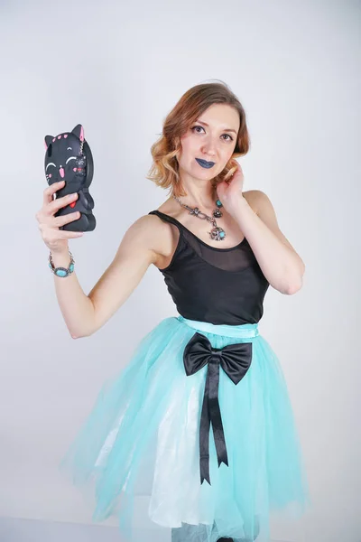 Loira Encantadora Vestido Brilhante Com Telefone Uma Caixa Gato Preto — Fotografia de Stock