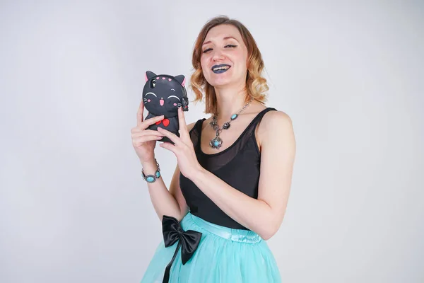 Encantadora Rubia Vestido Brillante Con Teléfono Una Caja Gato Negro — Foto de Stock