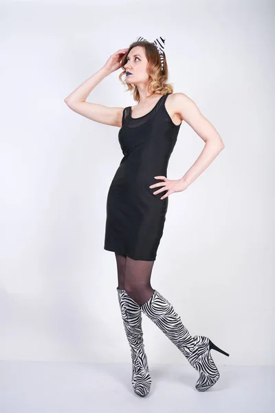 Moda Dziewczyna Nosi Czarną Sukienkę Spandex Zebra Aksamitu Buty Wysokimi — Zdjęcie stockowe