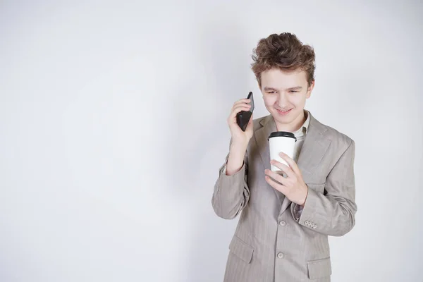 Adolescente Caucásico Traje Negocios Gris Coloca Con Teléfono Móvil Una — Foto de Stock