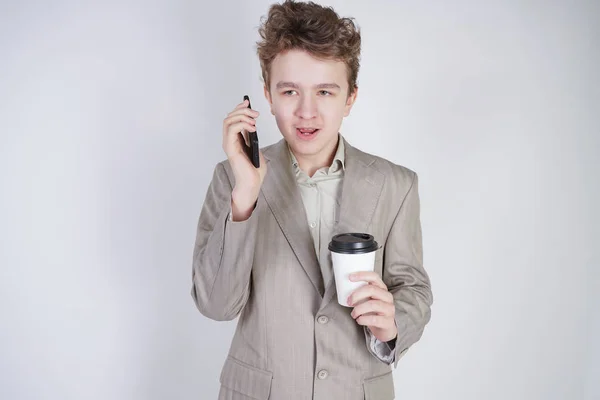 Adolescente Caucásico Traje Negocios Gris Coloca Con Teléfono Móvil Una — Foto de Stock