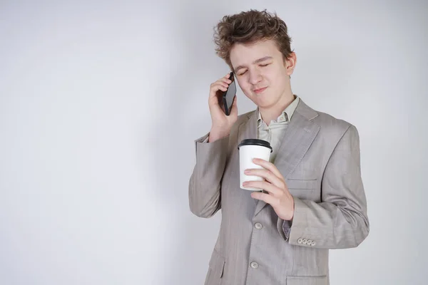 Adolescente Caucásico Traje Negocios Gris Coloca Con Teléfono Móvil Una — Foto de Stock