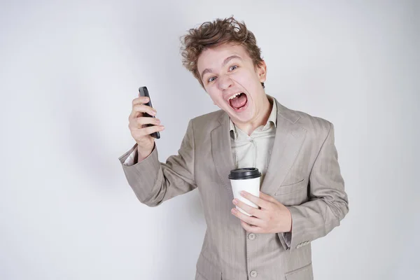 Agresivo Adolescente Caucásico Grita Teléfono Inteligente Sostiene Una Taza Papel — Foto de Stock