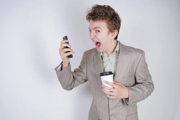 Agresif Beyaz Genç Akıllı Telefon Içine Çığlıklar Elinde Kahve Bir — Stok fotoğraf