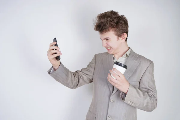 Agresivo Adolescente Caucásico Grita Teléfono Inteligente Sostiene Una Taza Papel — Foto de Stock