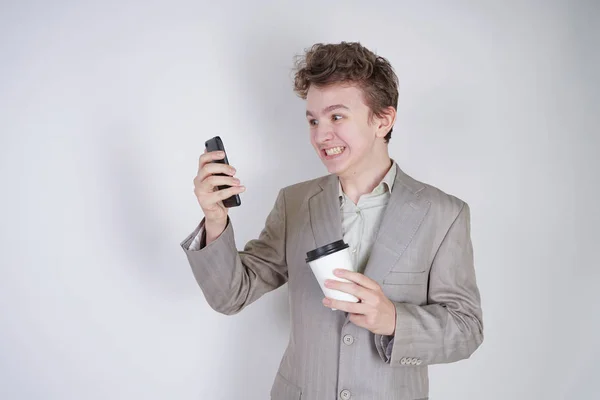 Agresivo Adolescente Caucásico Grita Teléfono Inteligente Sostiene Una Taza Papel — Foto de Stock