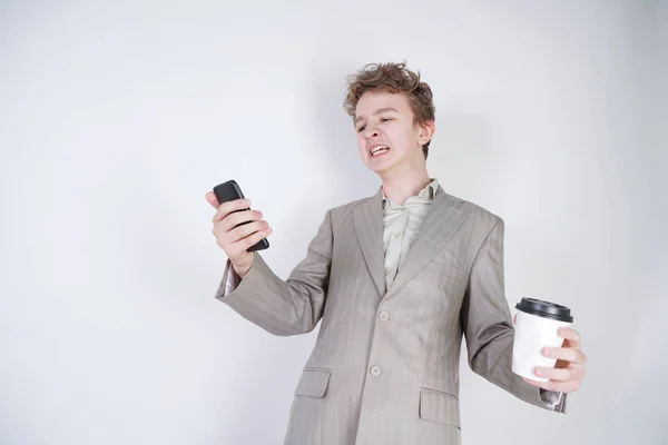 Agresivo Adolescente Caucásico Grita Teléfono Inteligente Sostiene Una Taza Papel — Foto de Stock