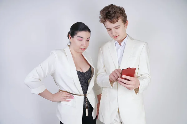 Adolescent Caucasien Dans Costume Affaires Blanc Tient Côté Une Femme — Photo