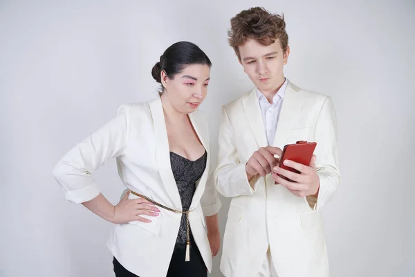 Kavkazský Teenager Bílém Podnikatelském Obleku Stojí Vedle Přátelské Dospělé Ženy — Stock fotografie