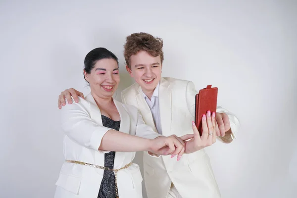 Dois Amigos Engraçados Posando Com Smartphone Divertindo Fazendo Selfie Menina — Fotografia de Stock