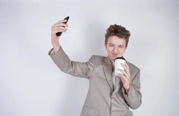 Divertido Emocional Adolescente Chico Pie Con Papel Taza Haciendo Selfie — Foto de Stock