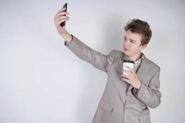 Divertido Emocional Adolescente Chico Pie Con Papel Taza Haciendo Selfie — Foto de Stock