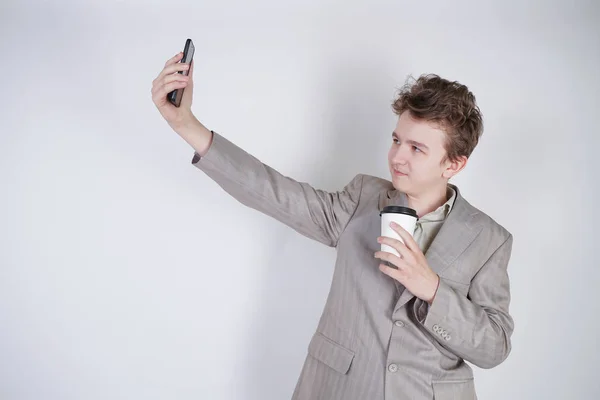 Divertido Emocional Adolescente Chico Pie Con Papel Taza Haciendo Selfie — Foto de Stock