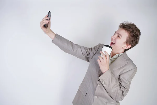 Lustige Emotionale Teenie Junge Steht Mit Pappbecher Tee Und Macht — Stockfoto