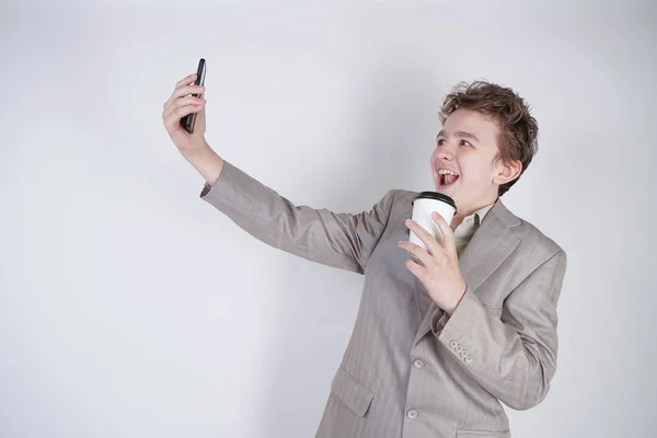 Divertido Emocional Adolescente Chico Pie Con Papel Taza Haciendo Selfie — Foto de Stock