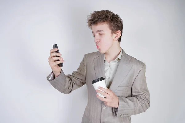 Divertido Emocional Adolescente Chico Pie Con Papel Taza Haciendo Selfie — Foto de Stock