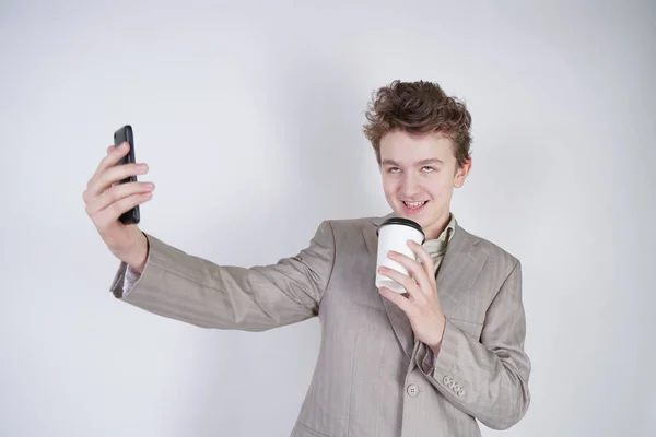 Divertido Emocional Adolescente Chico Pie Con Papel Taza Haciendo Selfie — Foto de Stock