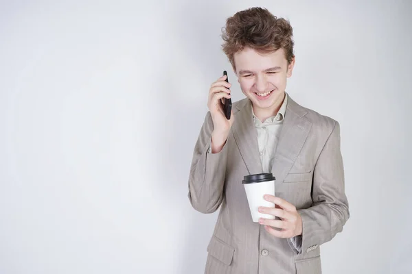 Legrační Usměvavý Teenager Smartphone Ruce Chlapec Oblečenou Šedou Pracovní Kombinézu — Stock fotografie