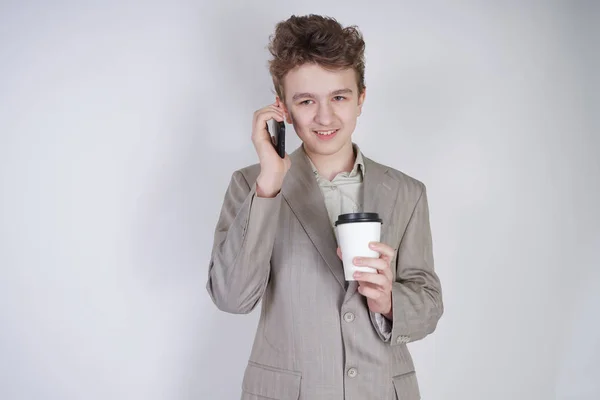 Divertido Adolescente Sonriente Divertirse Con Teléfono Inteligente Sus Manos Adolescente — Foto de Stock
