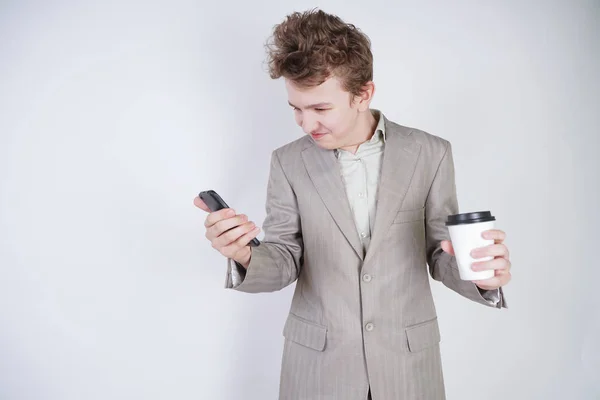 Divertido Adolescente Sonriente Divertirse Con Teléfono Inteligente Sus Manos Adolescente — Foto de Stock