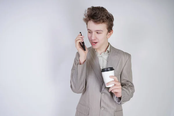 Adolescente Joven Con Emociones Sorprendidas Ropa Gris Negocios Pie Con — Foto de Stock