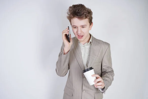 Ung Tonåring Med Överraskade Känslor Grå Affärskläder Stående Med Mobiltelefon — Stockfoto