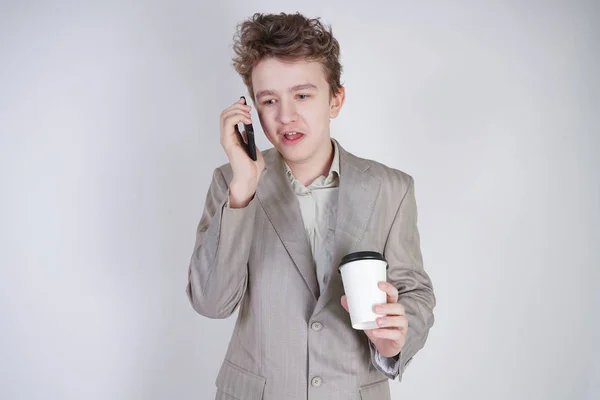 Giovane Adolescente Con Emozioni Sorprese Abiti Lavoro Grigi Piedi Con — Foto Stock