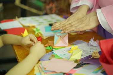 origami hobi. bir dinlenme olarak kağıttan rakamlar yapma.