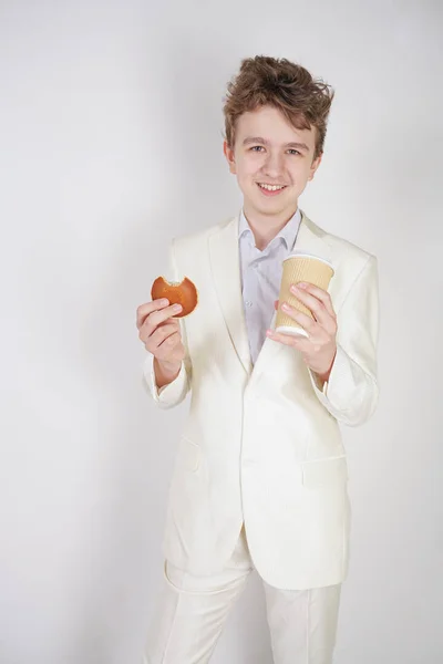 Νεαρός Φοιτητής Κοστούμι Επιχείρησης Στέκεται Ένα Φλιτζάνι Καφέ Και Μπισκότα — Φωτογραφία Αρχείου